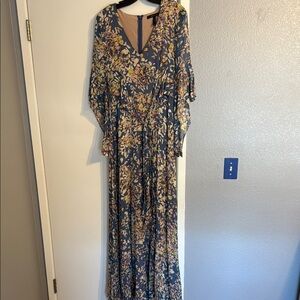 Maxi dress with flowy sleeves and tie waist